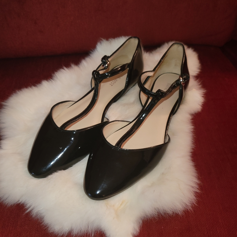 Nine West size 11 Black Patent Leather T-strap Flats